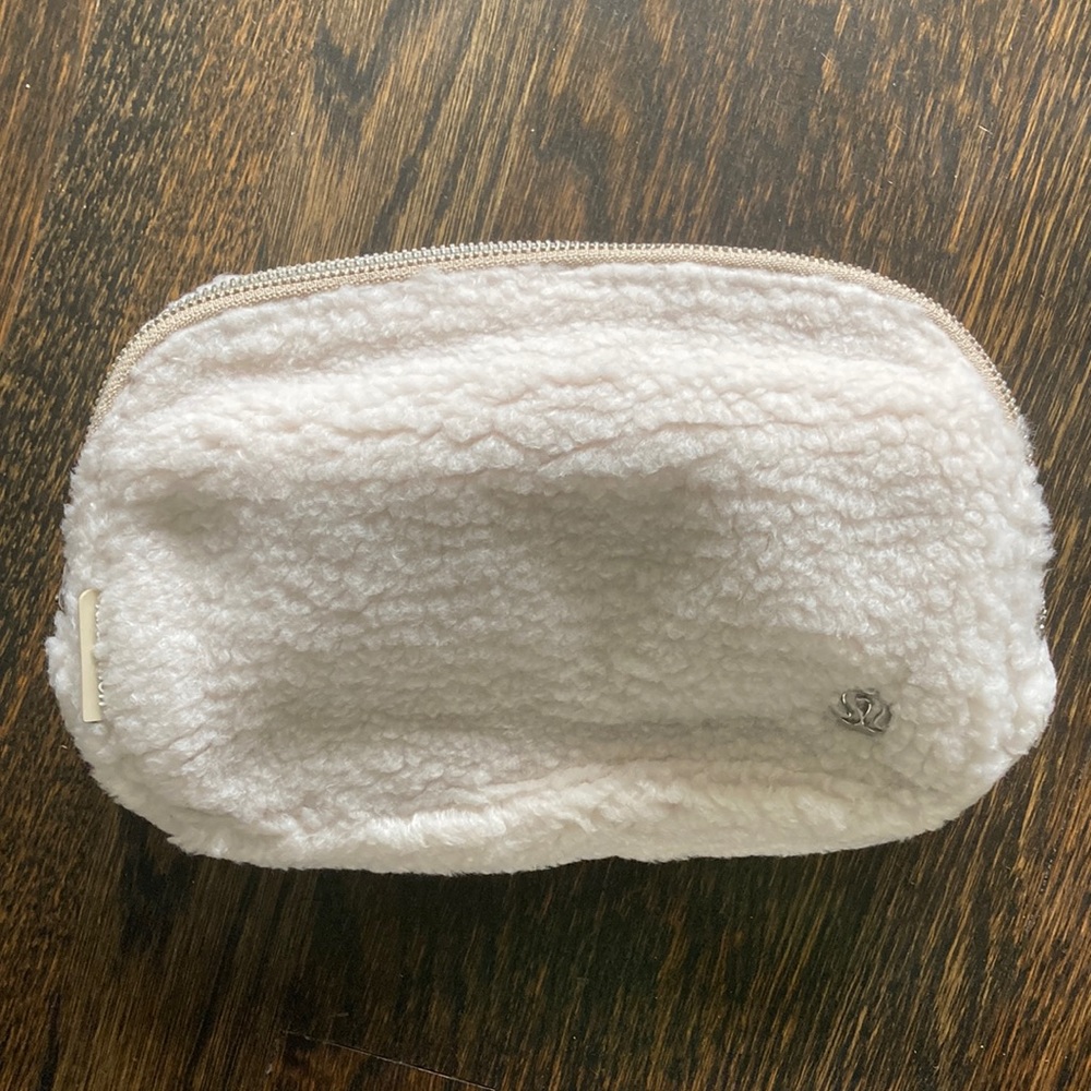 LuluLemon Everywhere Belt Bag Sherpa